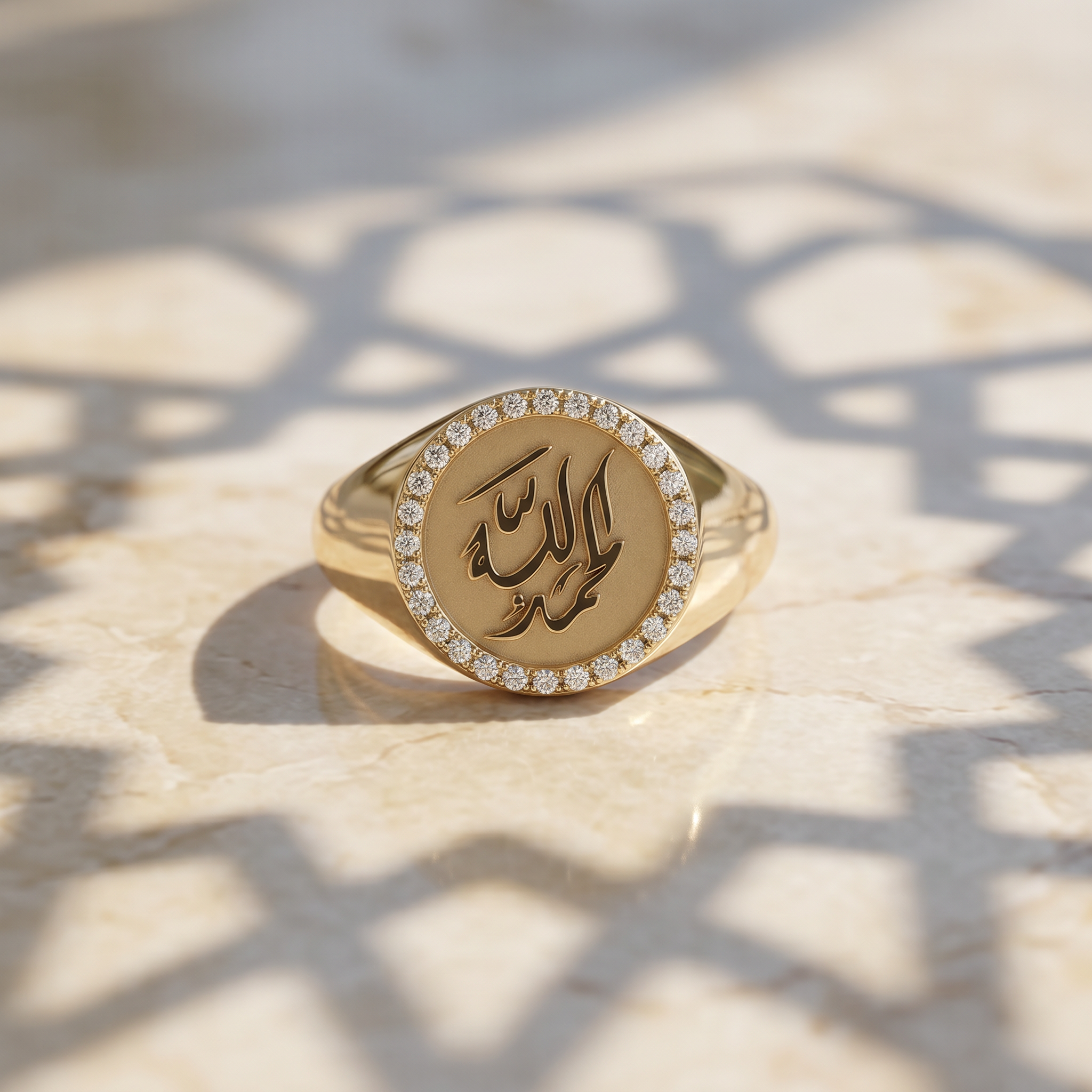 خاتم كبير من الذهب عيار 18 قيراطاً بتصميم خط عربي مع ماسة