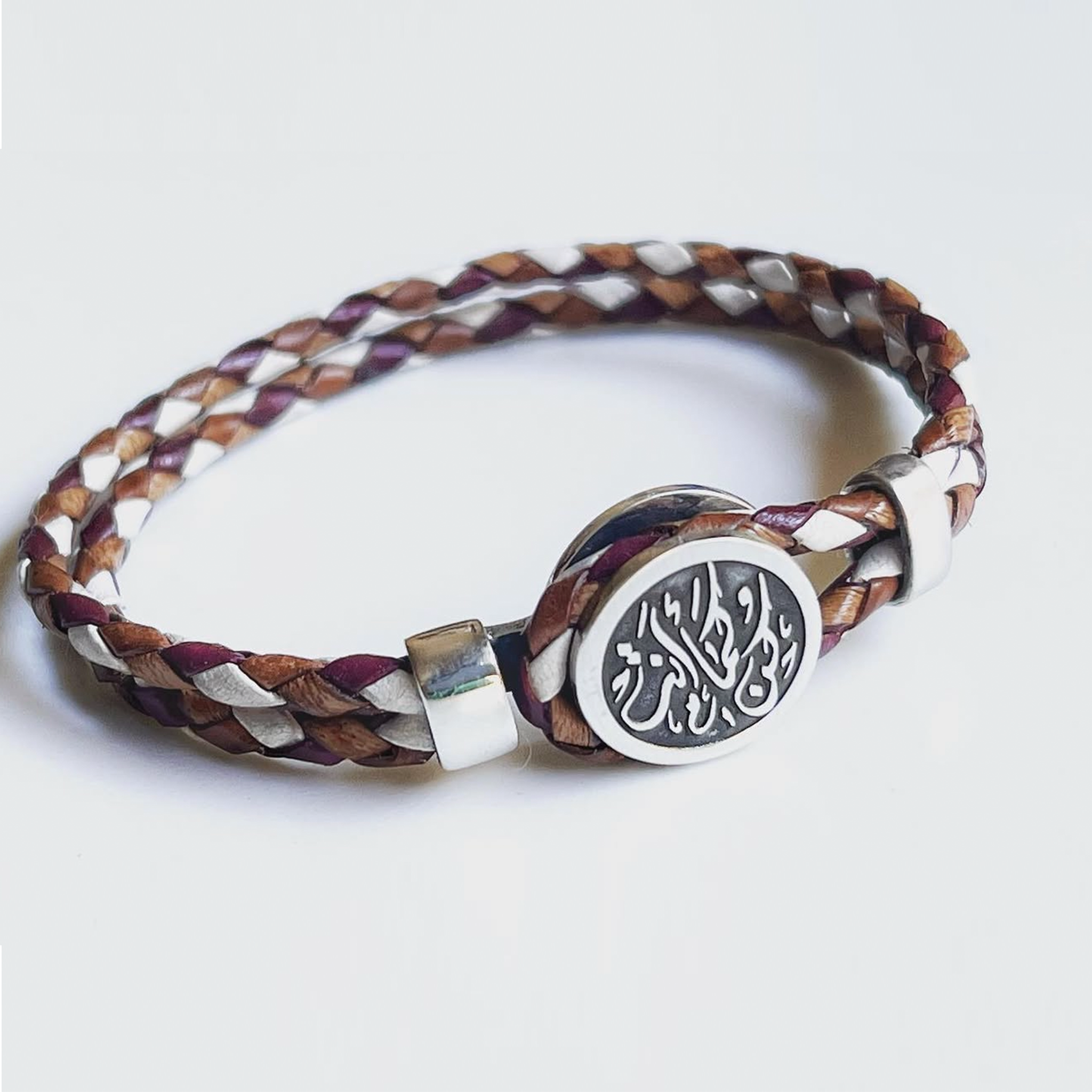 سوار جلدي مضفر بقلادة خط عربي( رفيعة) 