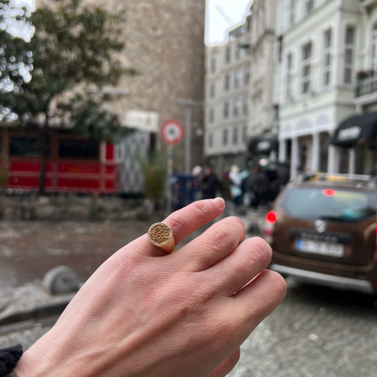 Calligraphy 18K Gold Medium Round Ring with Diamonds